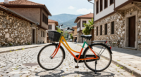 Skopje sokaklarında kiralık renkli bir bisiklet, arka planda eski taş binalar ve dağlar.