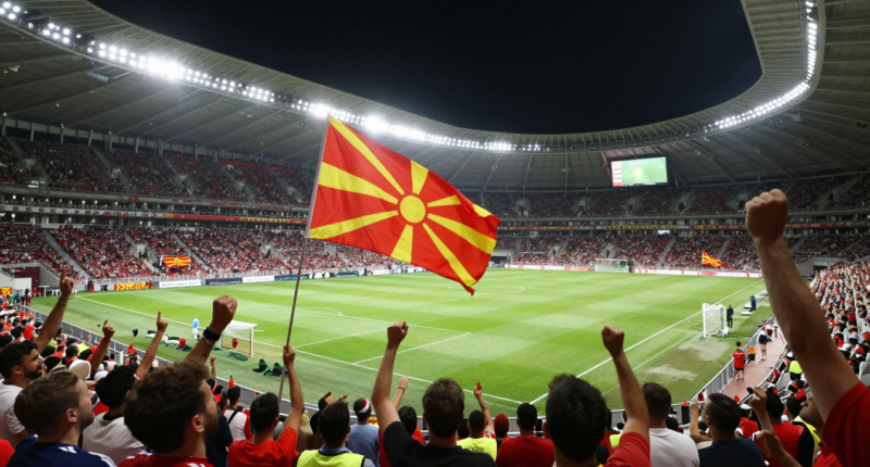 Kuzey Makedonya'da gece maçında taraftarların coşkuyla tezahürat yaptığı stadyum sahnesi.