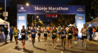 Skopje Maratonu'nda gece yarısı bitiş çizgisini geçen koşucular ve coşkulu kitleler