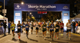 Skopje Maratonu'nda gece yarısı bitiş çizgisini geçen koşucular ve coşkulu kitleler