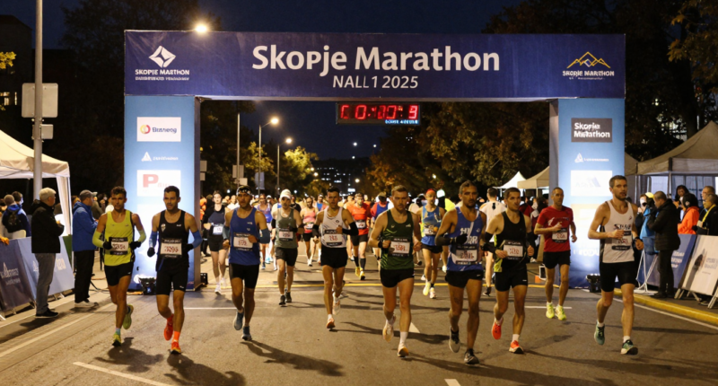 Skopje Maratonu'nda gece yarısı bitiş çizgisini geçen koşucular ve coşkulu kitleler