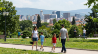 Çocuklu ailelerin Skopje'deki parkta gezdiği foto-gerçekçi görsel