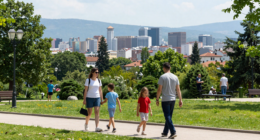 Çocuklu ailelerin Skopje'deki parkta gezdiği foto-gerçekçi görsel