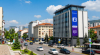Makedonya'nın başkenti Skopje'de e-ticaretin gelişmesiyle ilgili modern bir şehir manzarası