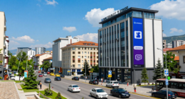Makedonya'nın başkenti Skopje'de e-ticaretin gelişmesiyle ilgili modern bir şehir manzarası