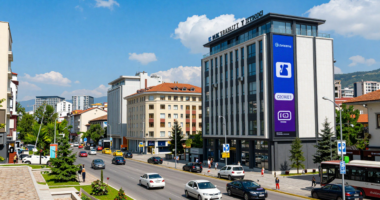 Makedonya'nın başkenti Skopje'de e-ticaretin gelişmesiyle ilgili modern bir şehir manzarası
