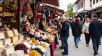 Makedonya'nın Skopje şehir merkezindeki canlı bazar, yerel ürünler ve turistlerle dolu