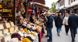 Makedonya'nın Skopje şehir merkezindeki canlı bazar, yerel ürünler ve turistlerle dolu