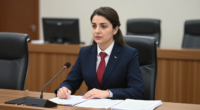 Yeminli tercüman, mahkeme salonunda resmi belgeleri tercüme ediyor
