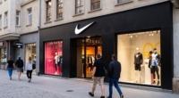 Skopje'de Nike ve Adidas mağazaları, modern alışveriş ortamı ve şehir manzarası