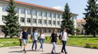 Makedonya'daki bir üniversite kampüsü ve öğrenciler