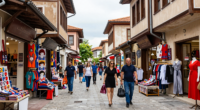 Makedonya'nın Skopje şehir merkezindeki giyim mağazaları ve alışveriş alanları