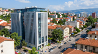 Makedonya'nın Skopje şehir manzarası, modern ve geleneksel mimari karışımı, iş ve yatırım fırsatları