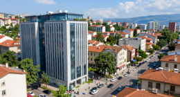 Makedonya'nın Skopje şehir manzarası, modern ve geleneksel mimari karışımı, iş ve yatırım fırsatları
