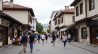 Makedonya ve Bulgaristan şehir sokakları, insanlar, mağazalar ve geleneksel ile modern mimari