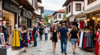 Makedonya'nın Skopje şehrinde alışveriş yapan insanlar ve giyim mağazaları