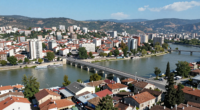Makedonya'nın başkenti Skopje'nin havadan görünümü, taş köprü ve eski bazaar ile birlikte