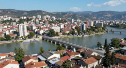 Makedonya'nın başkenti Skopje'nin havadan görünümü, taş köprü ve eski bazaar ile birlikte