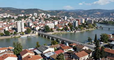 Makedonya'nın başkenti Skopje'nin havadan görünümü, taş köprü ve eski bazaar ile birlikte