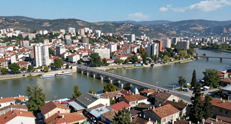 Makedonya'nın başkenti Skopje'nin havadan görünümü, taş köprü ve eski bazaar ile birlikte