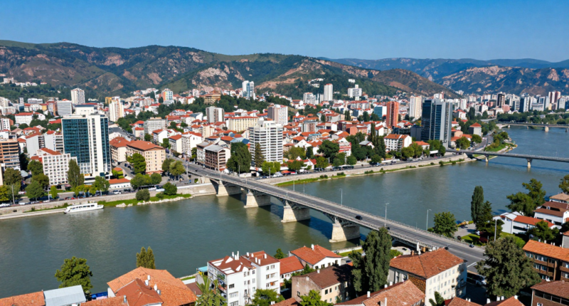 Makedonya'nın başkenti Skopje'nin havadan görünümü, taş köprü ve çevresindeki dağlar