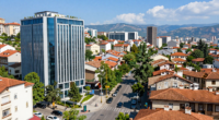 Makedonya'nın başkenti Skopje'nin modern ve geleneksel mimari öğeleriyle dolu bir foto