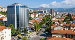 Makedonya'nın başkenti Skopje'nin modern ve geleneksel mimari öğeleriyle dolu bir foto