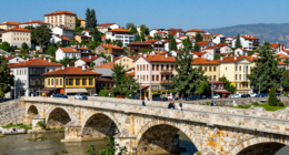 Üsküp şehir manzarası, taş köprü ve yılan köprüsü, renkli binalar ve hareketli sokaklar