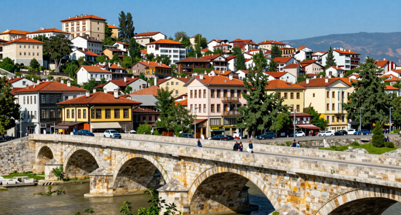 Üsküp şehir manzarası, taş köprü ve yılan köprüsü, renkli binalar ve hareketli sokaklar