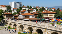 Üsküp şehir manzarası, taş köprü ve eski bazaar ile