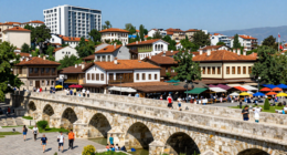 Üsküp şehir manzarası, taş köprü ve eski bazaar ile